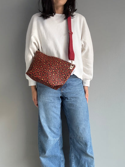 残りわずか＜数量限定＞「軽くて拭ける」Coated PVC Leopard（POCHETTE M)