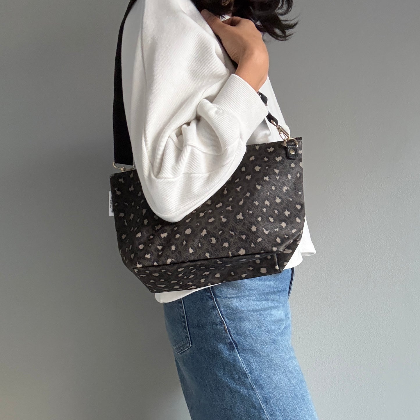 残りわずか＜数量限定＞「軽くて拭ける」Coated PVC Leopard（POCHETTE M)