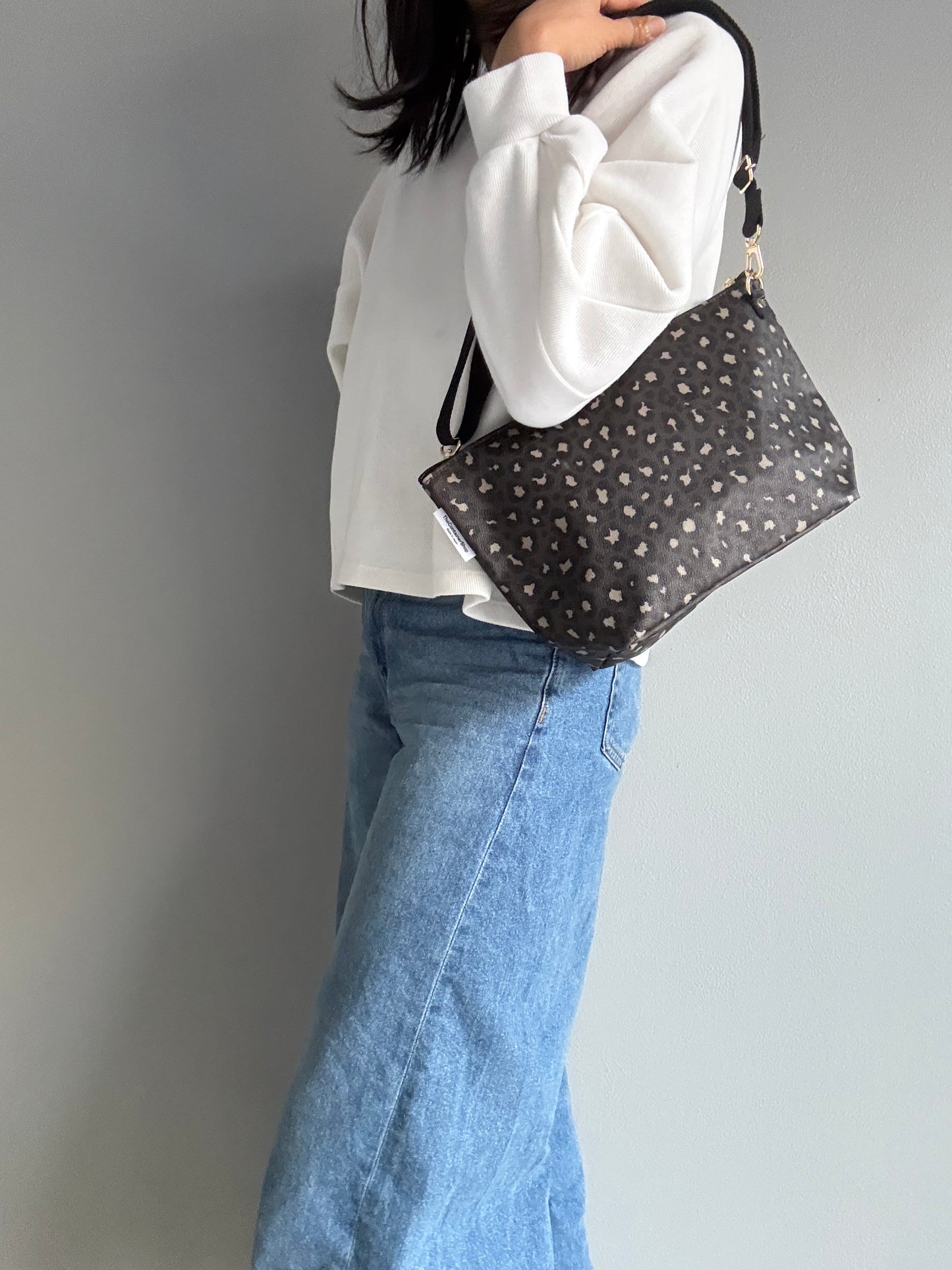 残りわずか＜数量限定＞「軽くて拭ける」Coated PVC Leopard（POCHETTE M)