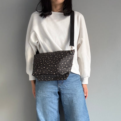 残りわずか＜数量限定＞「軽くて拭ける」Coated PVC Leopard（POCHETTE M)