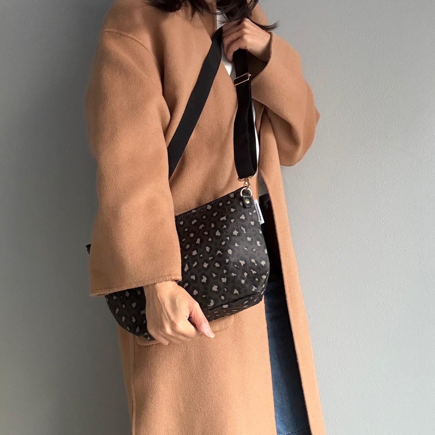 残りわずか＜数量限定＞「軽くて拭ける」Coated PVC Leopard（POCHETTE M)