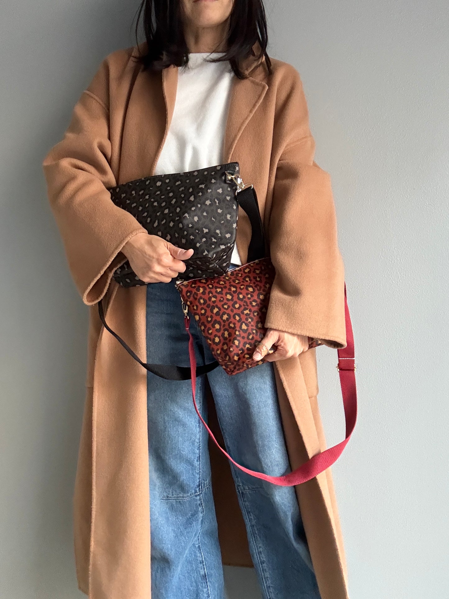 残りわずか＜数量限定＞「軽くて拭ける」Coated PVC Leopard（POCHETTE M)